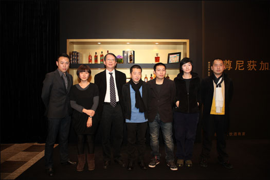帝亞吉歐洋酒貿易(上海)有限公司大中華區董事總經理陳壽祺先生與賈樟柯及五位新銳華人導演合影.jpg