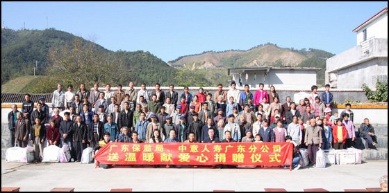 扶貧人員與村民合影留念.jpg