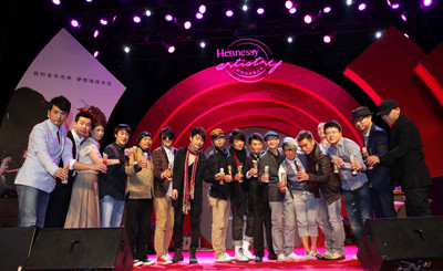表演嘉宾酷爱乐团、评审方文山和常宽以及十强选手举杯庆祝演出圆满成功-2_副本.jpg