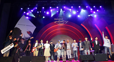 十强选手和酷爱乐团共同演唱《海阔天空》-2_副本.jpg