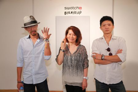斯沃琪集团中国区总裁暨斯沃琪和平饭店艺术中心总经理陈素贞女士与艺术家鸟头组合合影展示斯沃琪水墨大鸟腕表.JPG