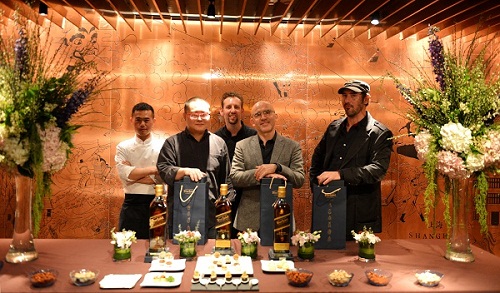 Asia 50 Best Restaurant获奖餐厅大厨与尊邸™客座执行主厨Paul Devonshire先生及其助理合影.JPG