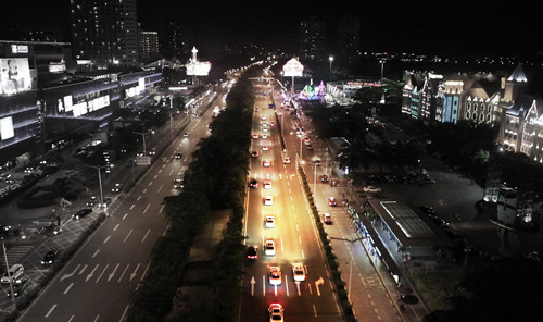 巡游车队穿越深圳市区.jpg