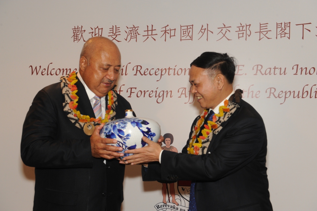 斐濟共和國外交部部長昆布安博拉先生(H.E. Ratu Inoke Kubuabola)(圖左）和斐濟共和國駐港名譽領事館候任名譽領事程遠忠先生（圖右）互贈禮物.jpg