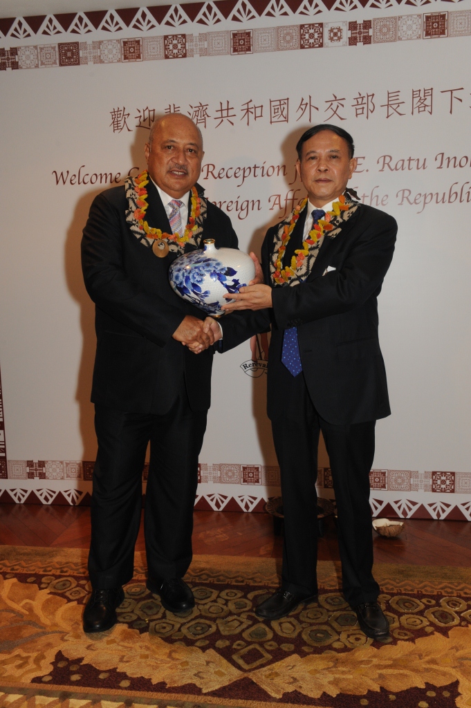 斐濟共和國外交部部長昆布安博拉先生(H.E. Ratu Inoke Kubuabola)(左）和斐濟共和國駐港名譽領事館候任名譽領事程遠忠先生（右）互贈禮物.jpg
