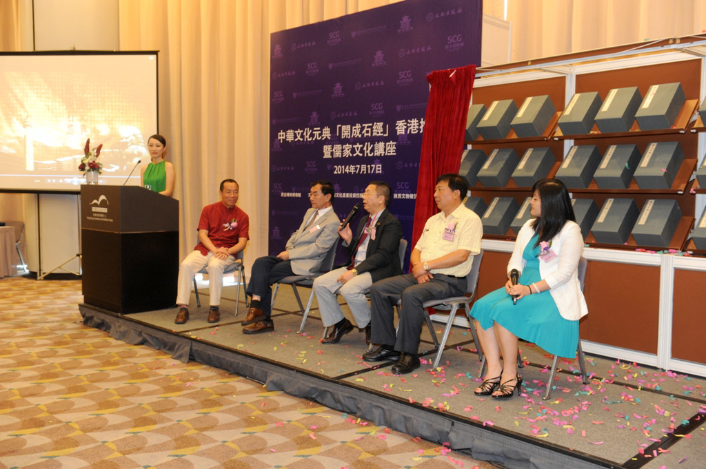參與文化對話的中港嘉賓及陝西復仿製品開發有限公司副總經理朱先慧回答觀眾和媒體提問.JPG